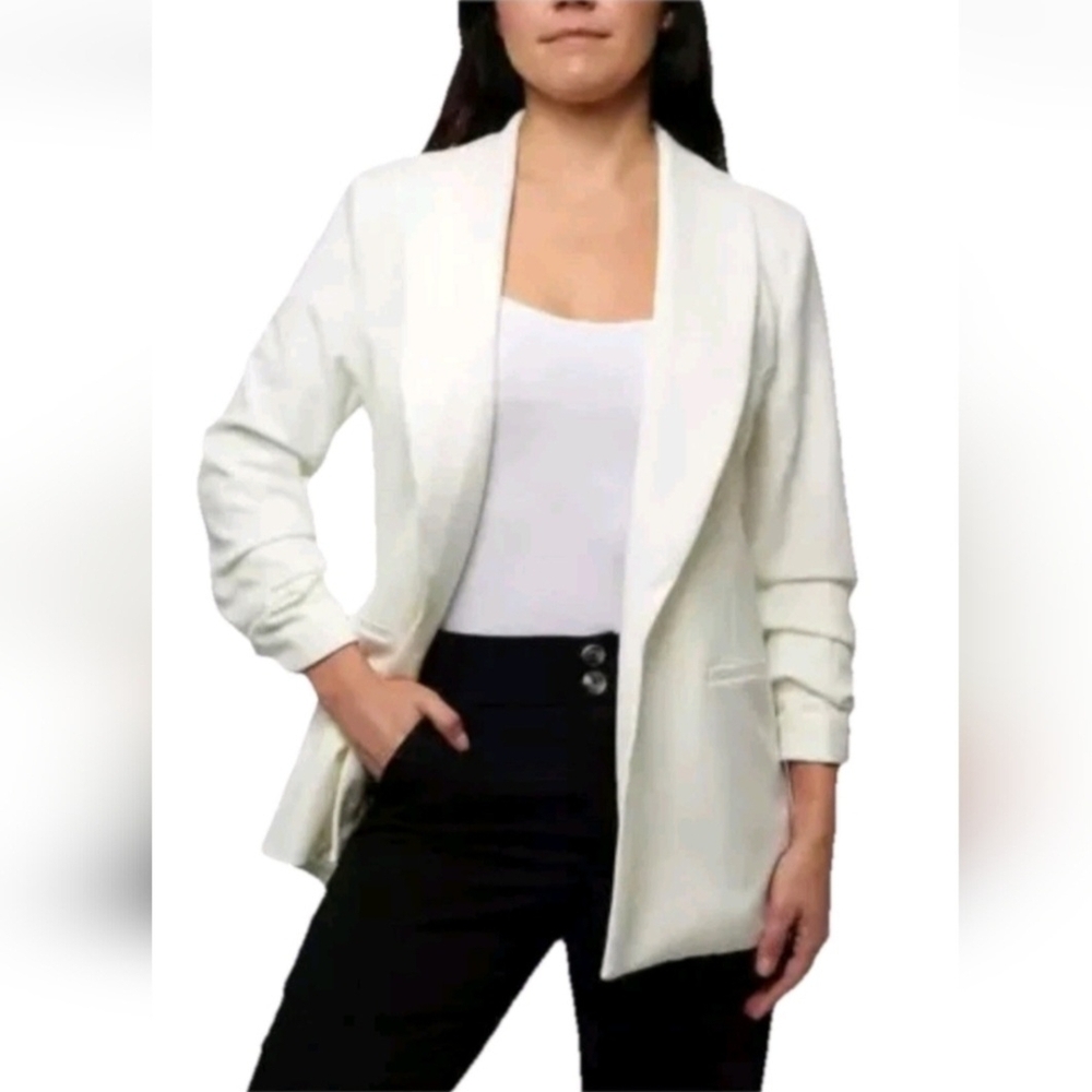 Chic Women's Cream Blazer